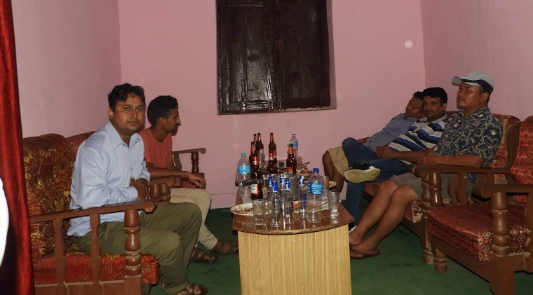 सुब्बादेखि हाकिमसम्म कार्यकक्षमा मदिरामा मस्त