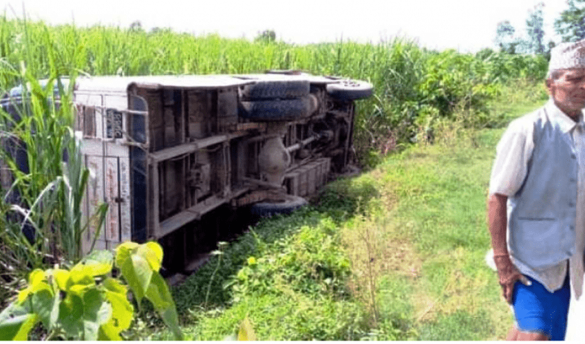 धनगढी आइरहेको बस कञ्चनपुरमा दुर्घटना