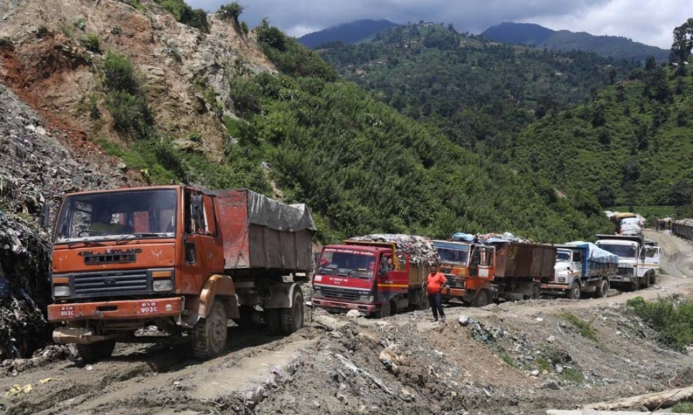 फोहोर ओसार्ने गाडीमा तोडफोड, काठमाडौंको फोहोर तत्काल नउठ्ने