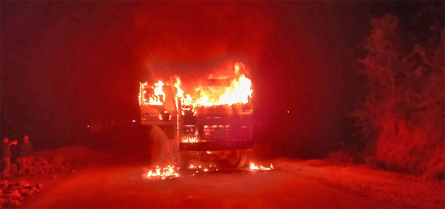 दाङमा टिपरमा आगजनी