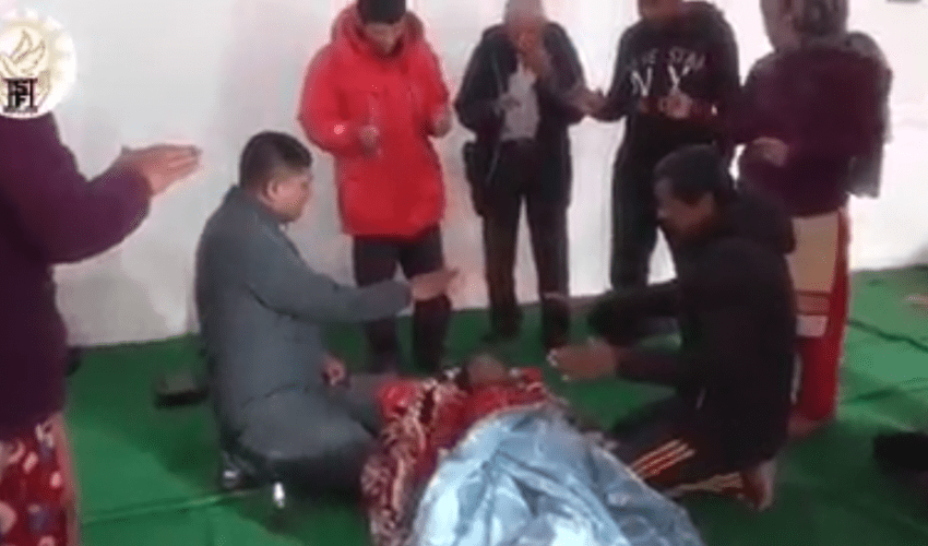 मृत्यु भएको मान्छेलाई ‘जीवित’ गराएको भिडियो भाइरल, अनुसन्धान गर्दै प्रशासन