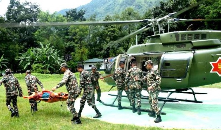 दार्चुलामा बाढीपहिरोः सेनाको हेलिकोप्टरबाट घाइतेको उद्धार गरिदैं