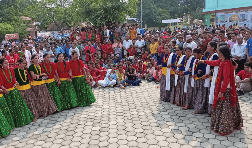 डेउडामा रमाउँदै सुदूरपश्चिमेली