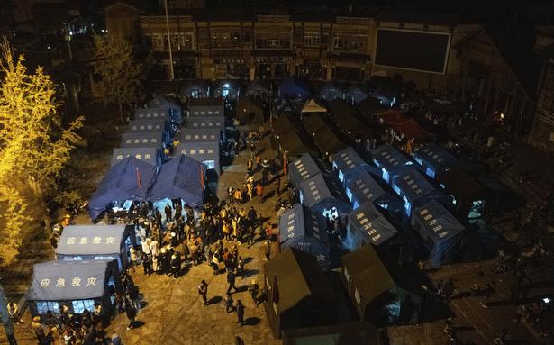 चीनमा भूकम्प : वर्षा र पहिरोका कारण उद्धारमा बाधा