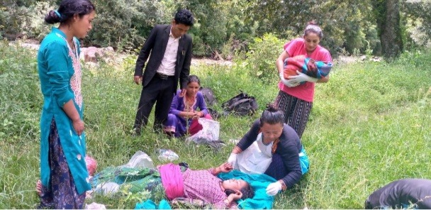 बाटोमै बच्चा जन्माउन बाध्य छन् हिमालीका महिला