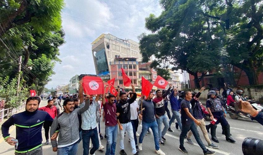 नागरिकता विधेयक प्रमाणीकरण नगरेको भन्दै नेविसंघले जलायो राष्ट्रपतिको पुत्ला