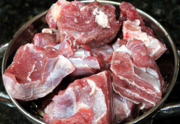 मार्तडीका मासु पसलमा सडेको खसीको मासु भेटियो