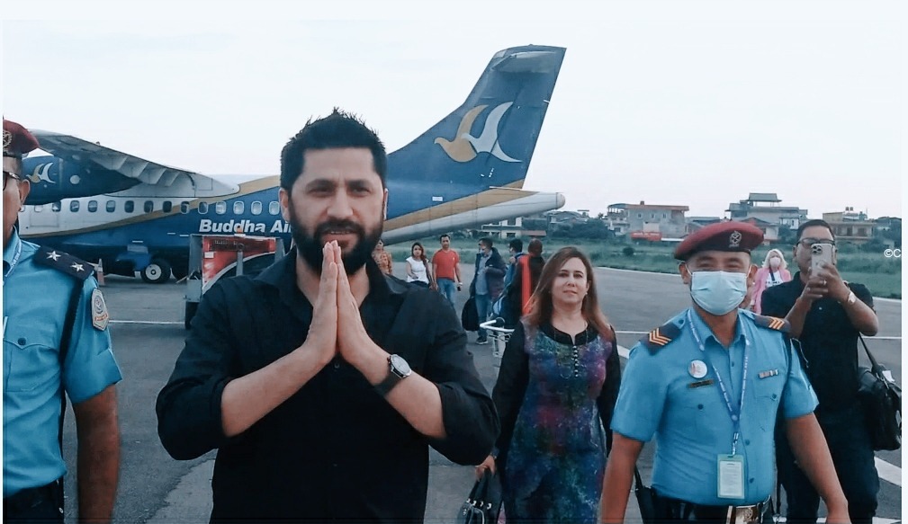 मनोनयन दर्ता गर्न चितवन आए रवी लामिछाने, चितवन २ बाट चुनाव लड्ने