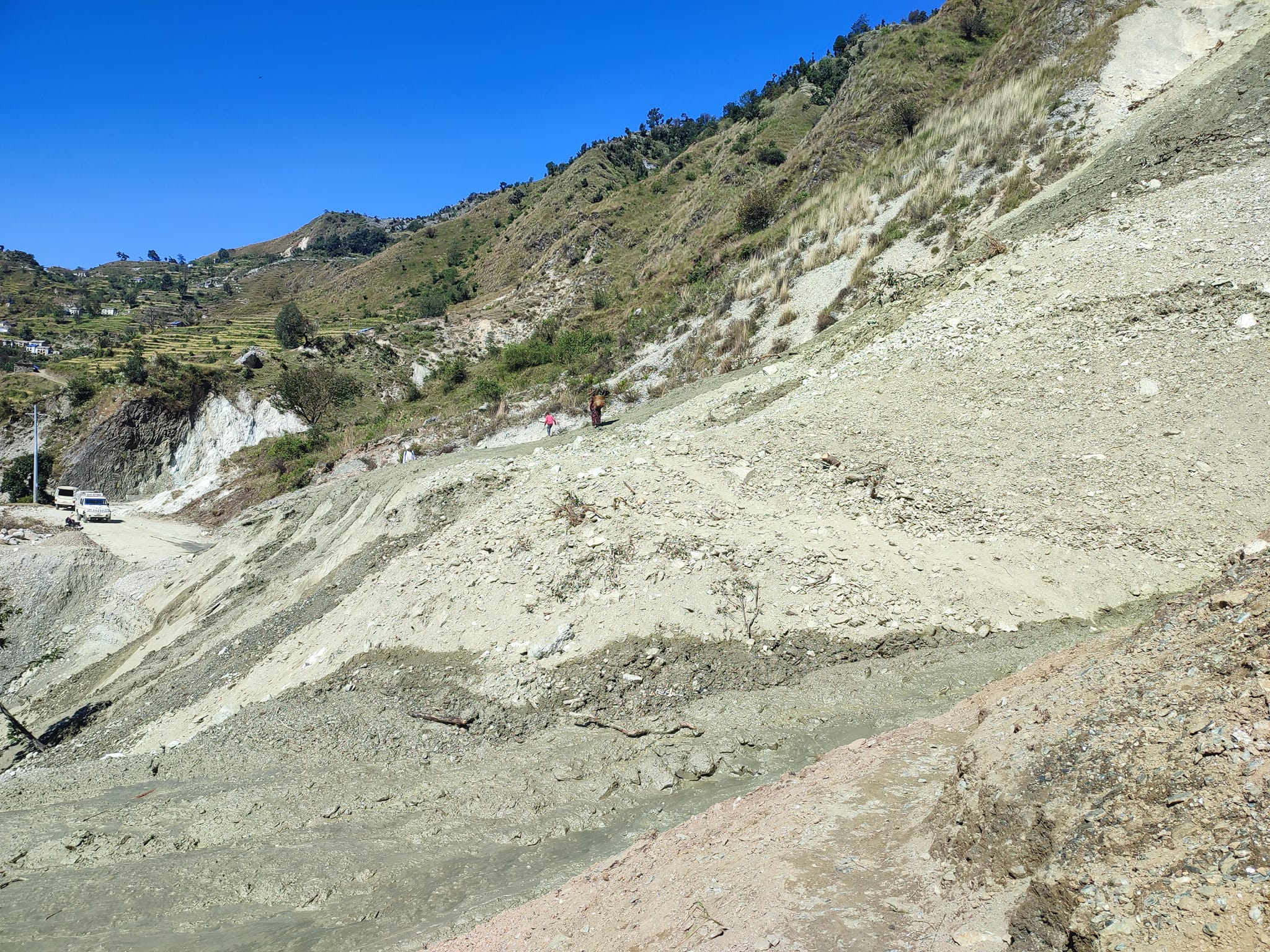 सुख्खा पहिरोका कारण मार्तडी-कोल्टी सडक अवरुद्ध
