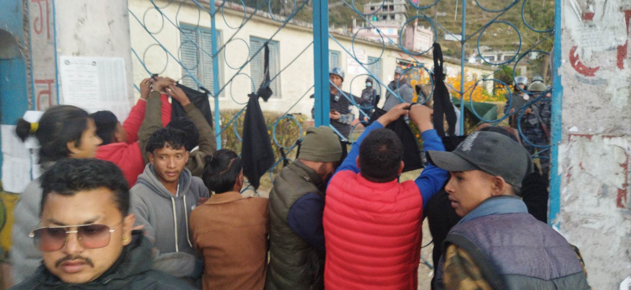 बाजुरामा मुख्य निर्वाचन अधिकृतको कार्यालयमा कालोझण्डा झुण्डाईयो