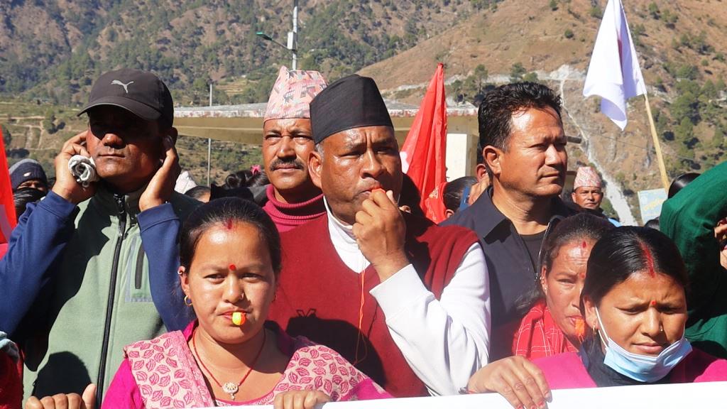 नेकपा एमालेद्धारा बाजुरामा सिठी फुकेर विरोध प्रर्दशन