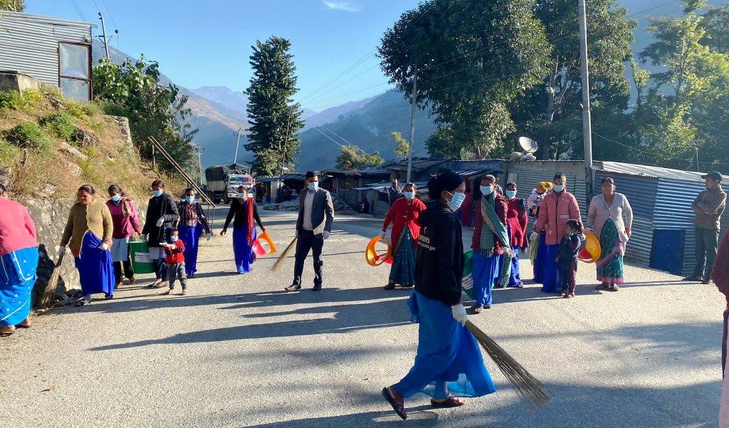 छिमेक लघुबित्त बित्तिय संस्थाद्धारा बाजुरामा सरसफाई कार्यक्रम