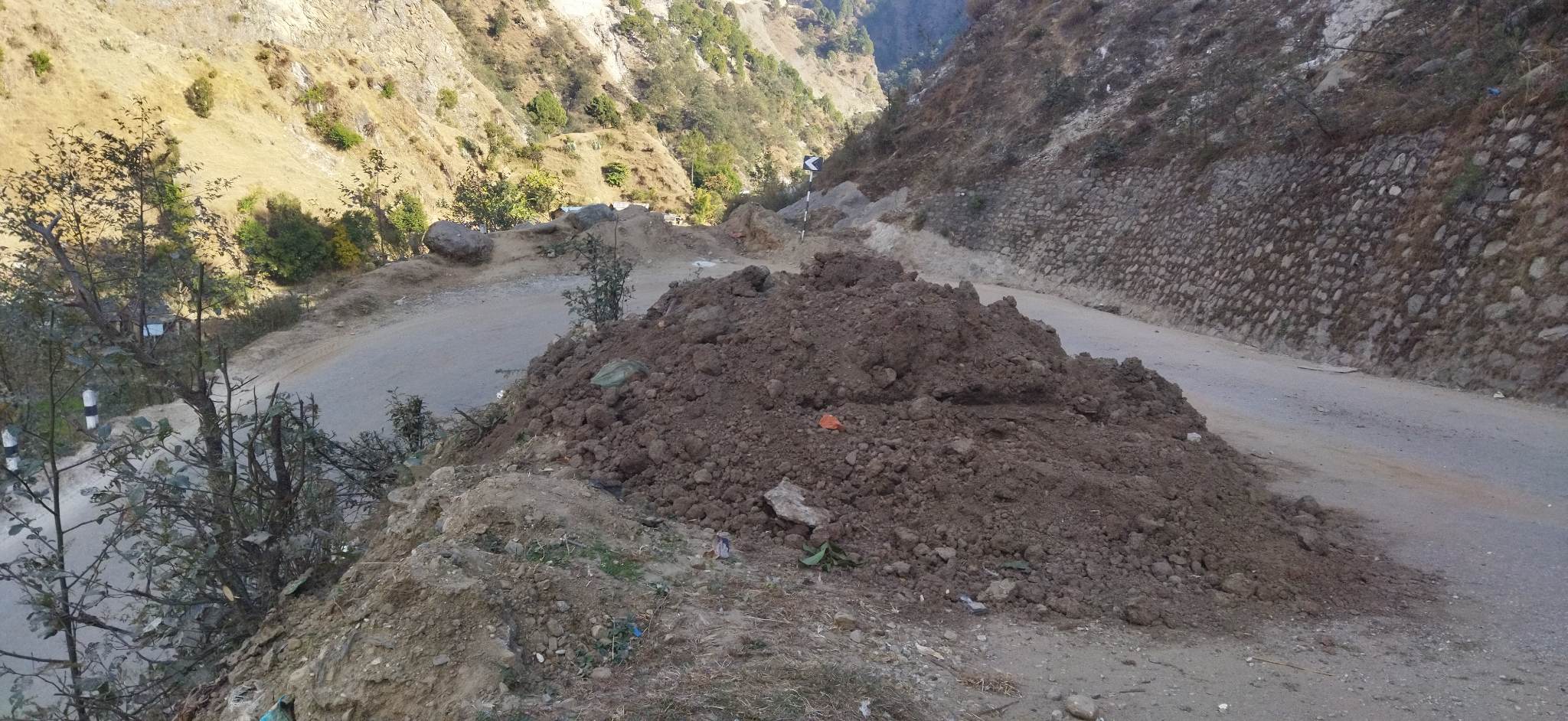 मार्तडीमा सडक नै अवरोध हुनेगरि माटो यत्रतत्र फालिदै