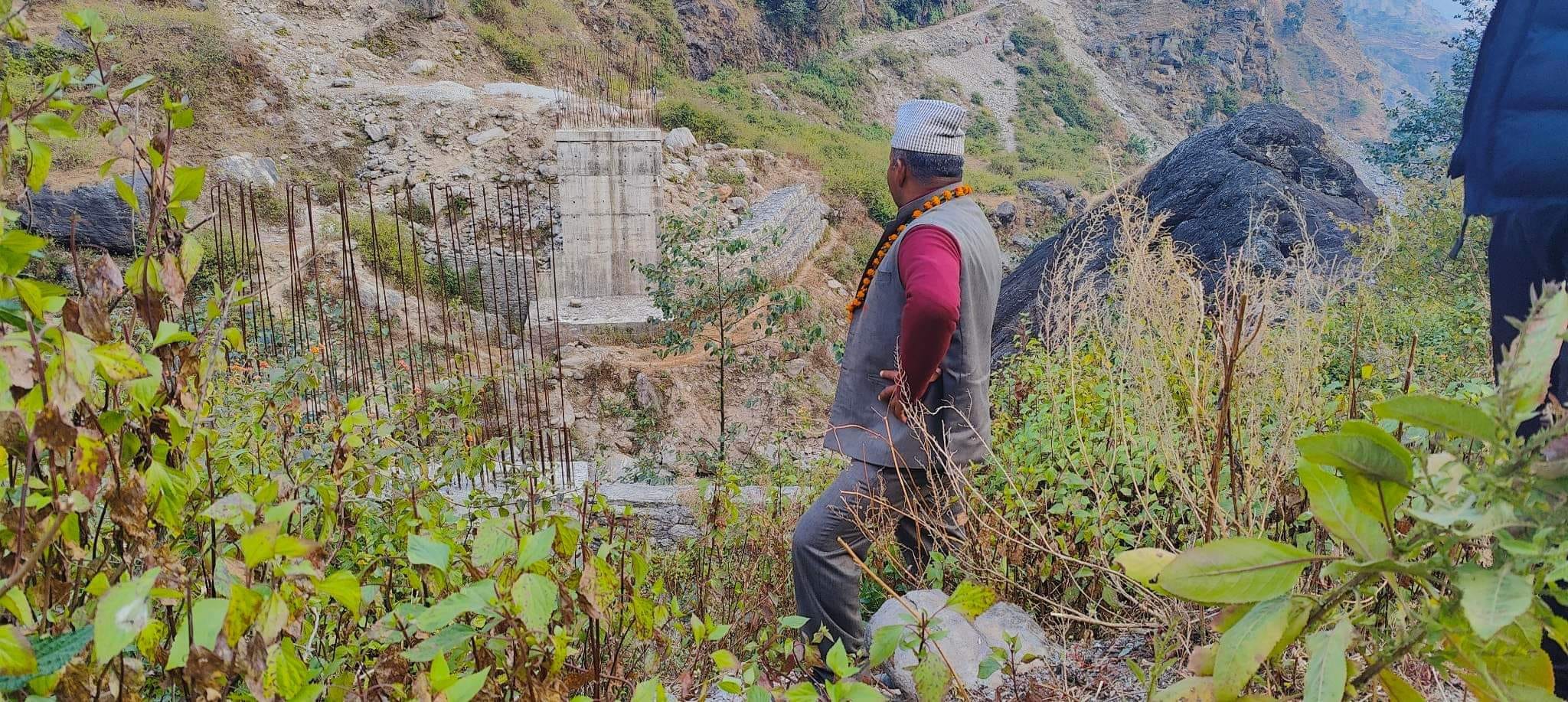 बार्जुगाड खोलाको अलपत्र पुलको मेयर बानियाँले गरे अनुगमन