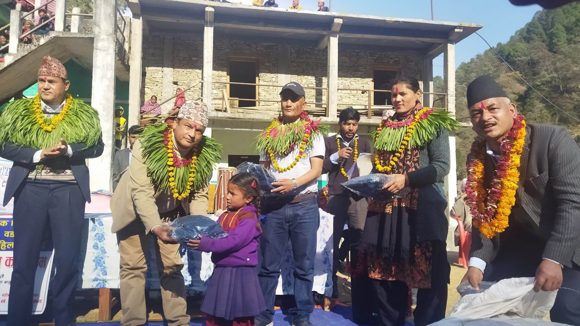 बडीमालिका २ का विद्यार्थी र जेष्ठ नागरिकलाई न्यानो लुगा वितरण