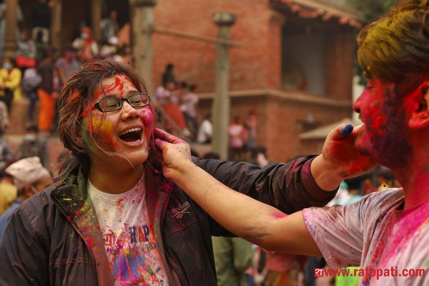 आज रंगहरुको पर्व होली मनाइँदै, पहाडी जिल्लामा सार्वजनिक विदा