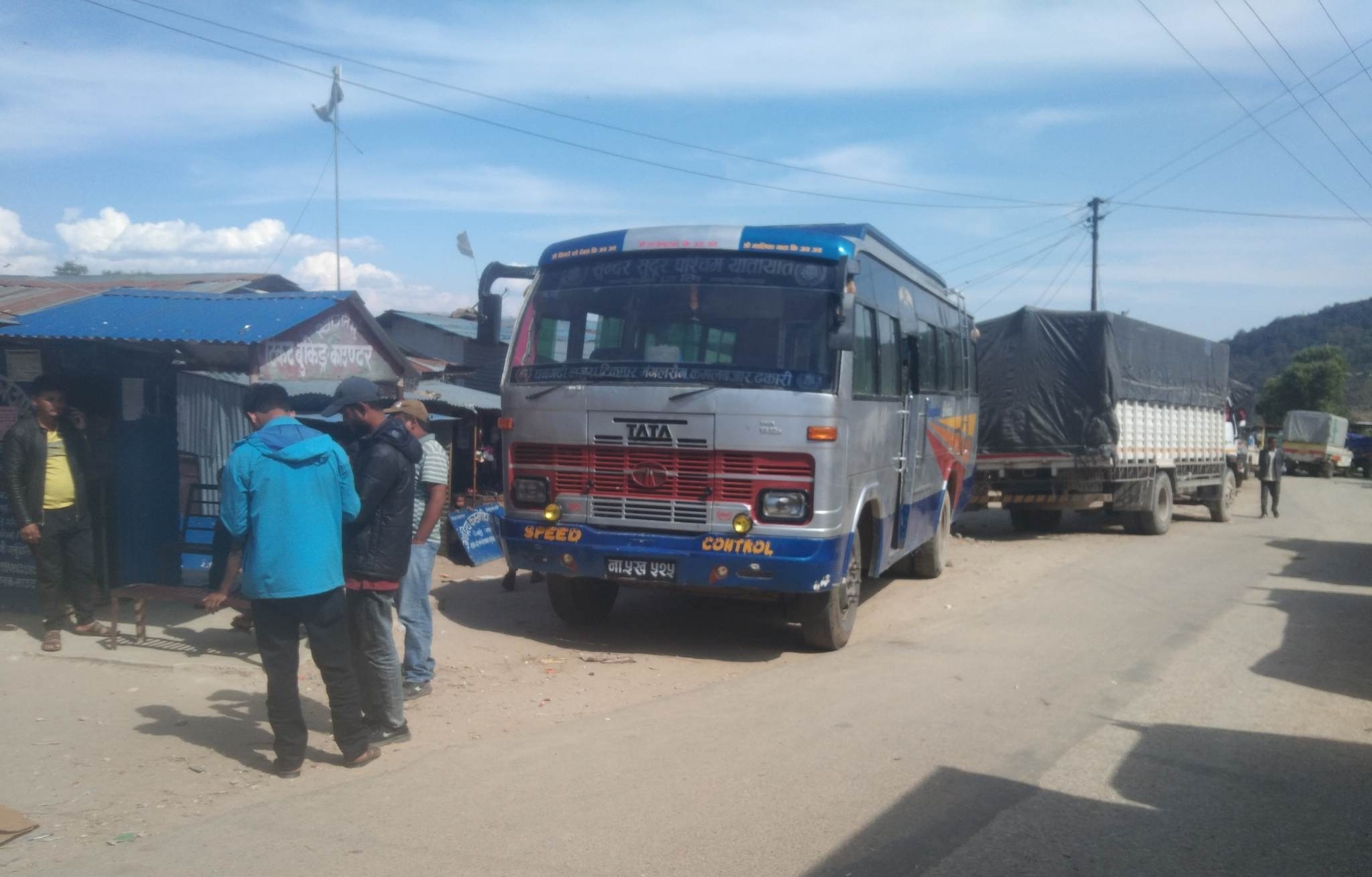 अछाम बन्दले बाजुराका यात्री चाैखुट्टेमा अलपत्र