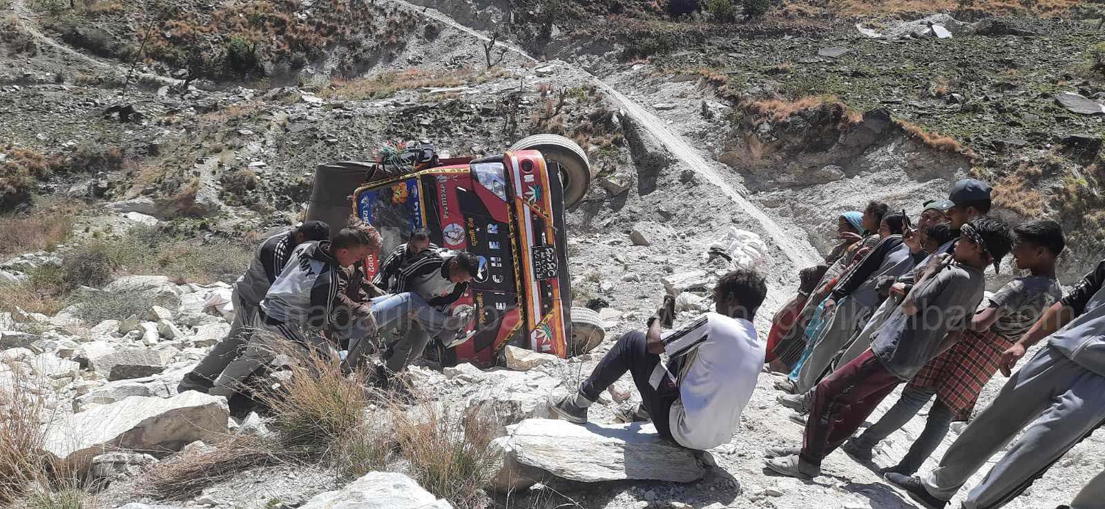 हिमालीको तिथिचौरमा मिनिट्रक दुर्घटना, नेपाली सेनाद्धारा उद्धार