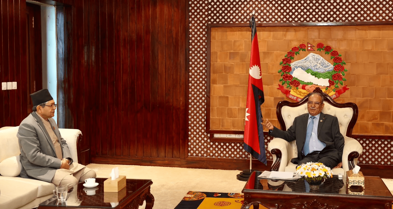 संसद बैठकअघि प्रधानमन्त्री प्रचण्ड र सभामुख घिमिरेबीच भेटवार्ता