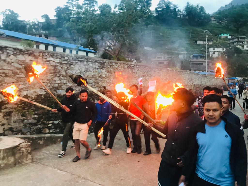 एमाले निकट युवा र विद्यार्थीद्वारा राष्ट्रपति र प्रधानमन्त्रीकाे पुत्ला दहन