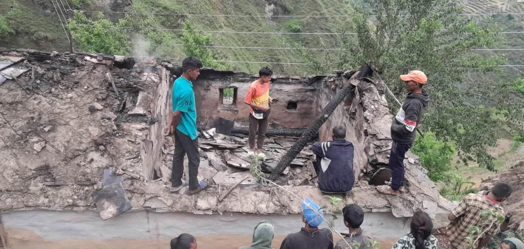 बाजुरामा आगलागीबाट २ घर जलेर नष्ट, लाखौंको क्षति