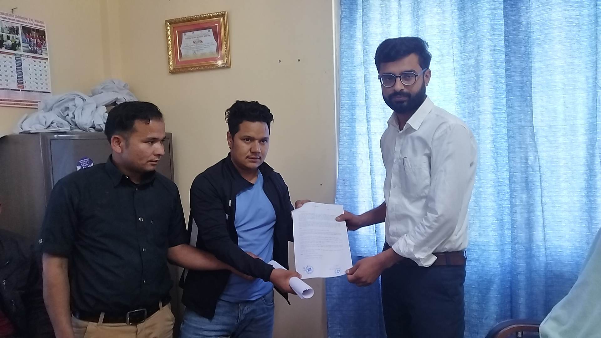 जिल्ला अस्पतालका प्रमुखले एक हप्ताभित्र जिल्ला छाड्न एमाले निकट युवा विद्यार्थीको माग