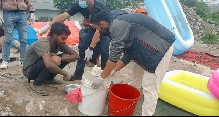 काठमाण्डौंमा गरिव दुखिलाई हामी छौं साथमा संस्थाले निशुल्क खाना खुवाउँदै