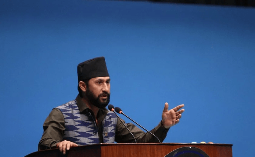 औँला ठड्याउँदै रवि लामिछानेले भने– प्रधानमन्त्रीज्यू, म तपाईंको मुटु चेक गर्न चाहन्छु