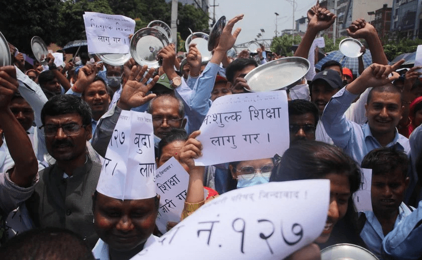 सामुदायिक विद्यालयमा कार्यरत कर्मचारीहरुद्वारा थाल ठटाएर विरोध प्रदर्शन