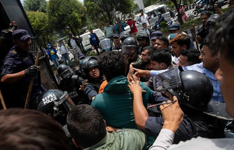 बालकृष्ण–टोपबहादुरलगायतको पक्षमा बहस गर्ने वकिलहरुविरुद्ध नाराबाजी