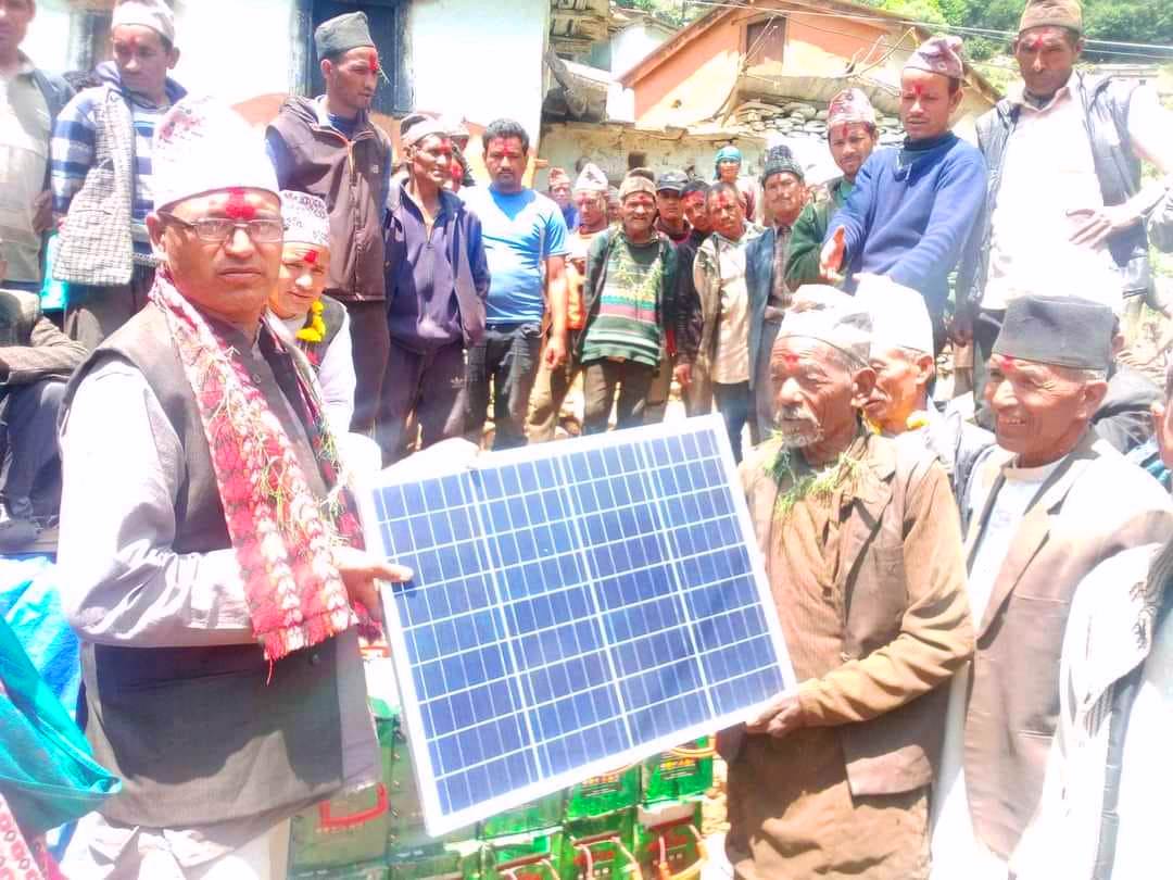 स्वामीकार्तिक-५ मिगु गाउँका ७० परिवारलाई सोलार वितरण