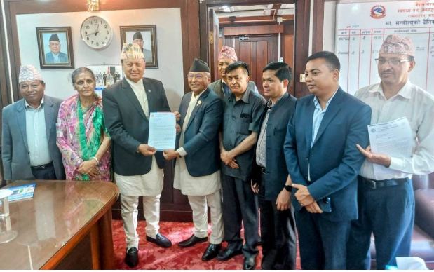 स्वास्थ्य मन्त्री बस्नेतलाई एमाले स्वास्थ्य विभागले बुझायो ज्ञापनपत्र