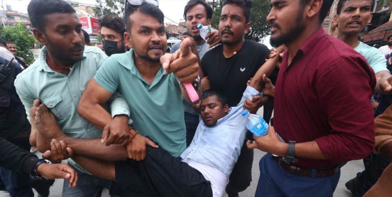 नागरिकताको माग राखेर प्रदर्शन गर्दागर्दै बेहोस