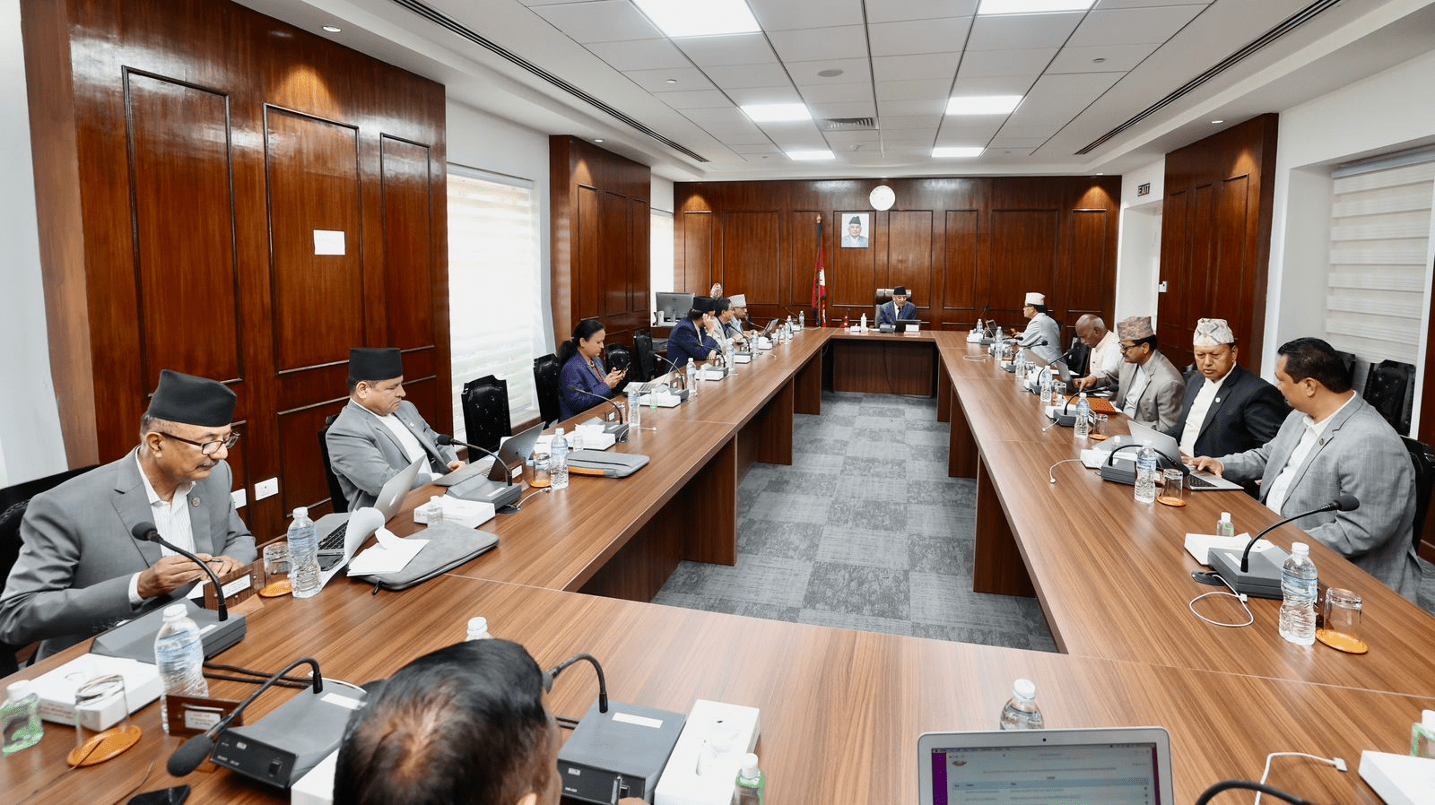 मन्त्रिपरिषद् बैठक जारी