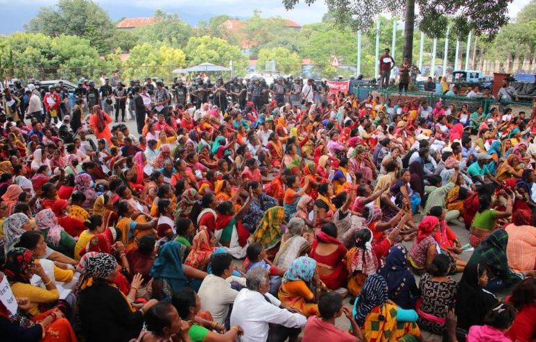 लघुवित्त पीडितद्वारा सिंहदरबार घेराउ,
