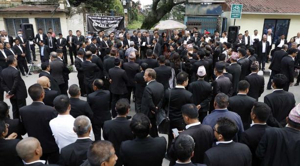 बहस छाडेर कानुन व्यवसायी प्रदर्शनमा, ललितपुरमा विरोध सभा