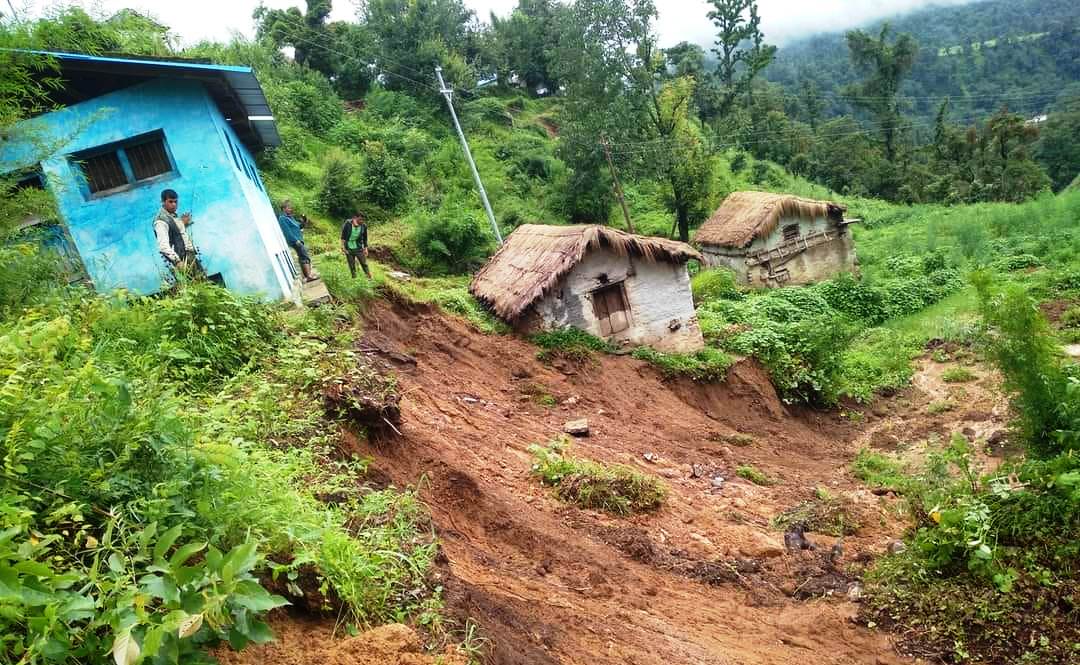 पहिरोका कारण बडीमालिका ७ का दर्जनौ घर उच्च जोखिम्मा