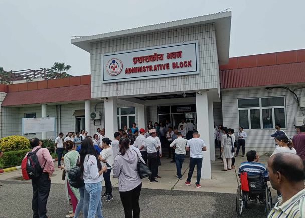 तलब नपाएपछि वीपी कोइराला क्यान्सर अस्पतालका कर्मचारीले दिए धर्ना