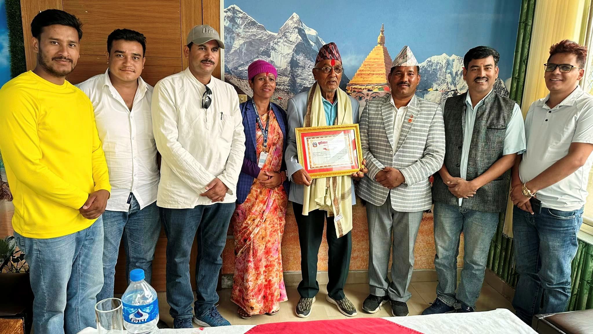 बुढीग‌‌गाले गर्यो शैक्षिक विकासमा योगदान दिने सिंहलाई सम्मानित