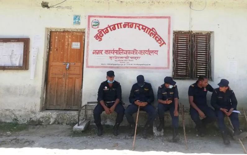 बुढीगंगामा कर्मचारीमाथि हातपात गर्ने वडा अध्यक्षका छोरा पक्राउ