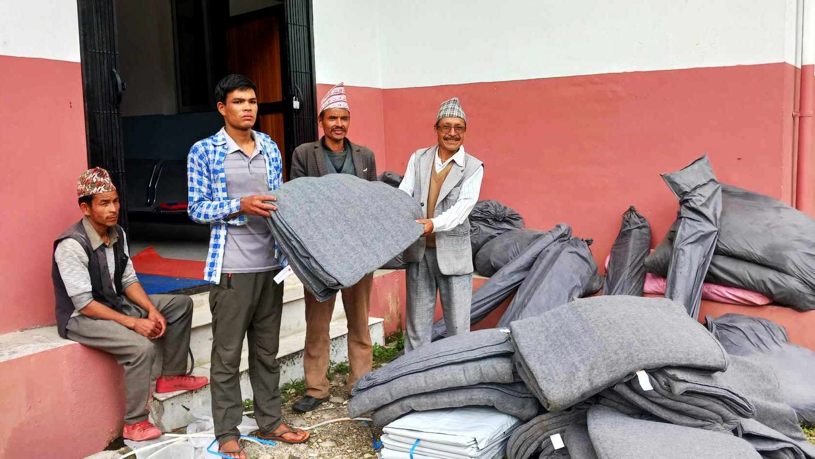 गौमुल गाउँपालिकाका बाढी पिडित १३ परिवारलाई राहत वितरण