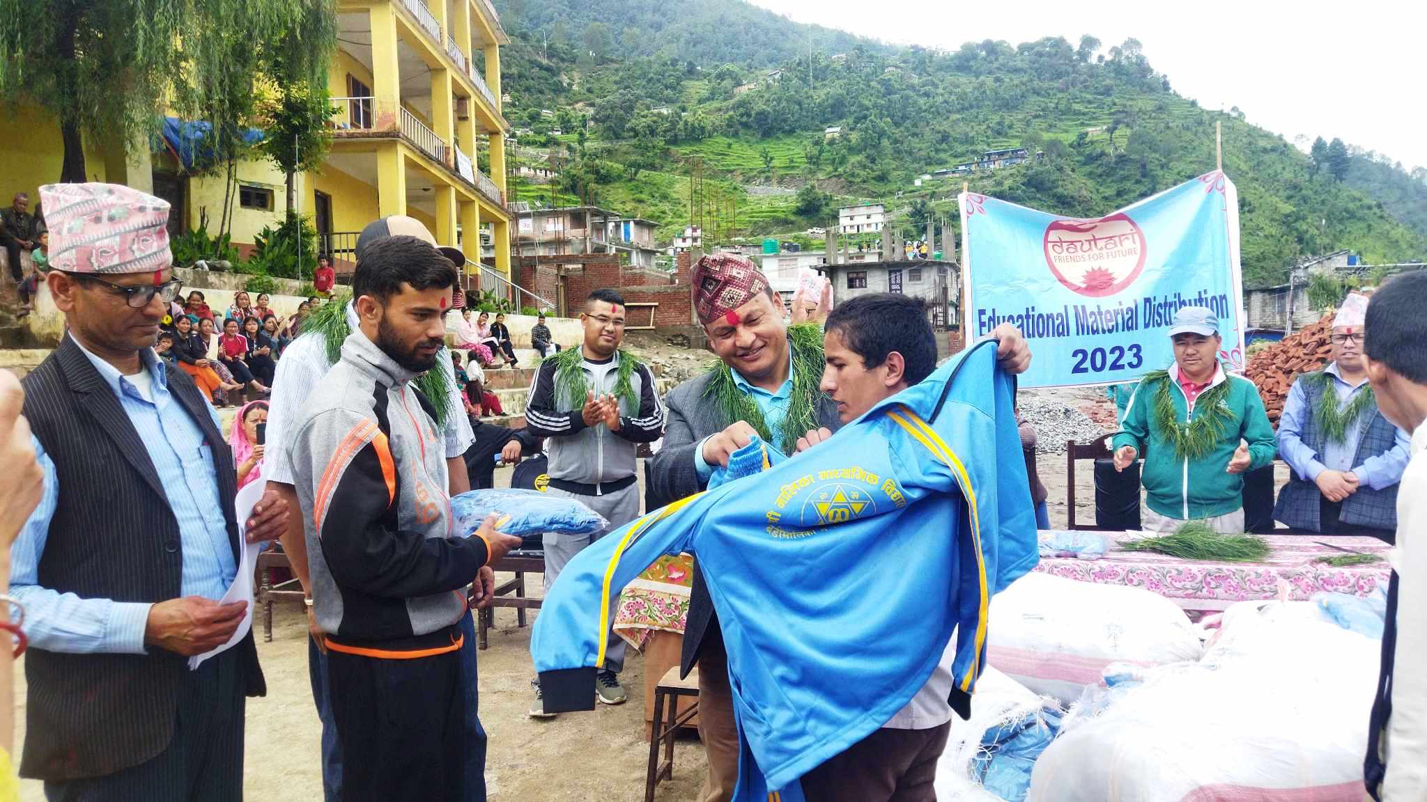 मालिका नमुना माविका विद्यार्थीलाई न्यानो लुगा वितरण