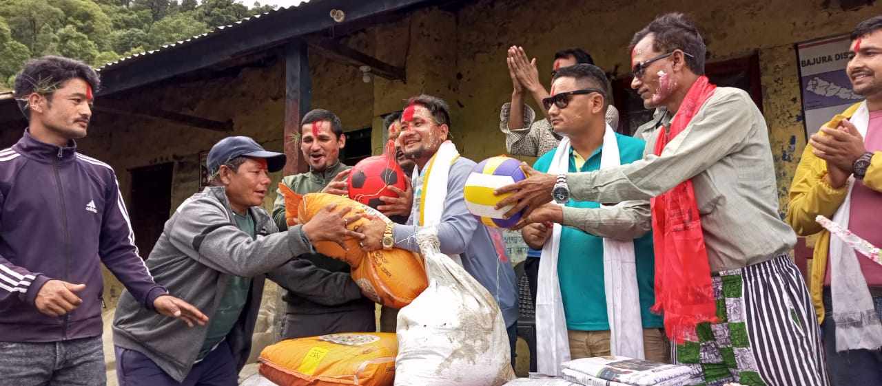 जन्मदिनको अवसरमा विद्यार्थीलाई शैक्षिक र खाद्यन्न सामाग्री  सहयोग