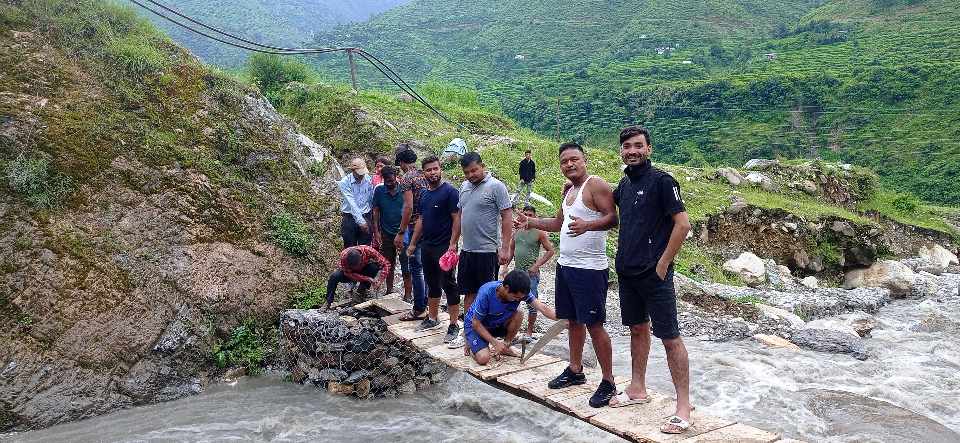 कोल्टीको धुपागाड खोलामा युवाको सक्रियतामा बन्यो काठेपुल