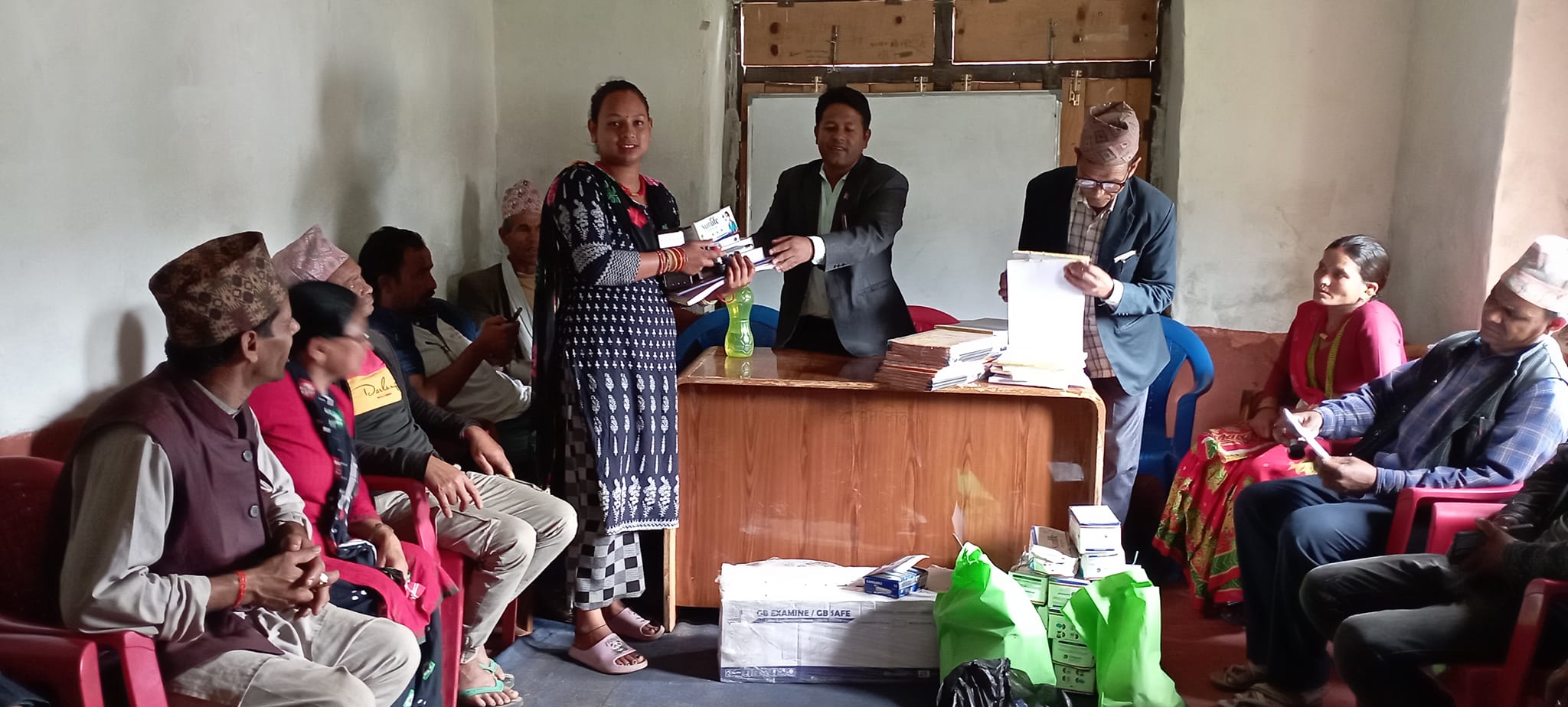 बडीमालिका-९ का १६ टोललाई स्टेशनरी र सरसफाई सामाग्री