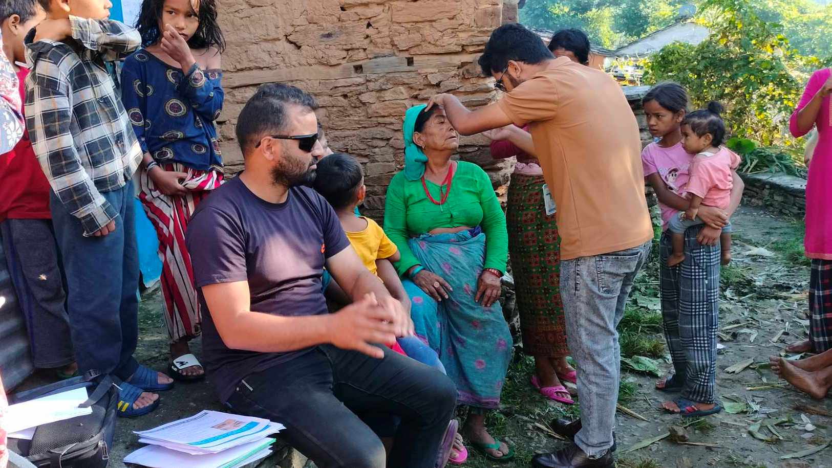 बुढीगंगा-६ ले आँखा पाक्ने रोगको उपचार गाउँमै गएर गर्दै