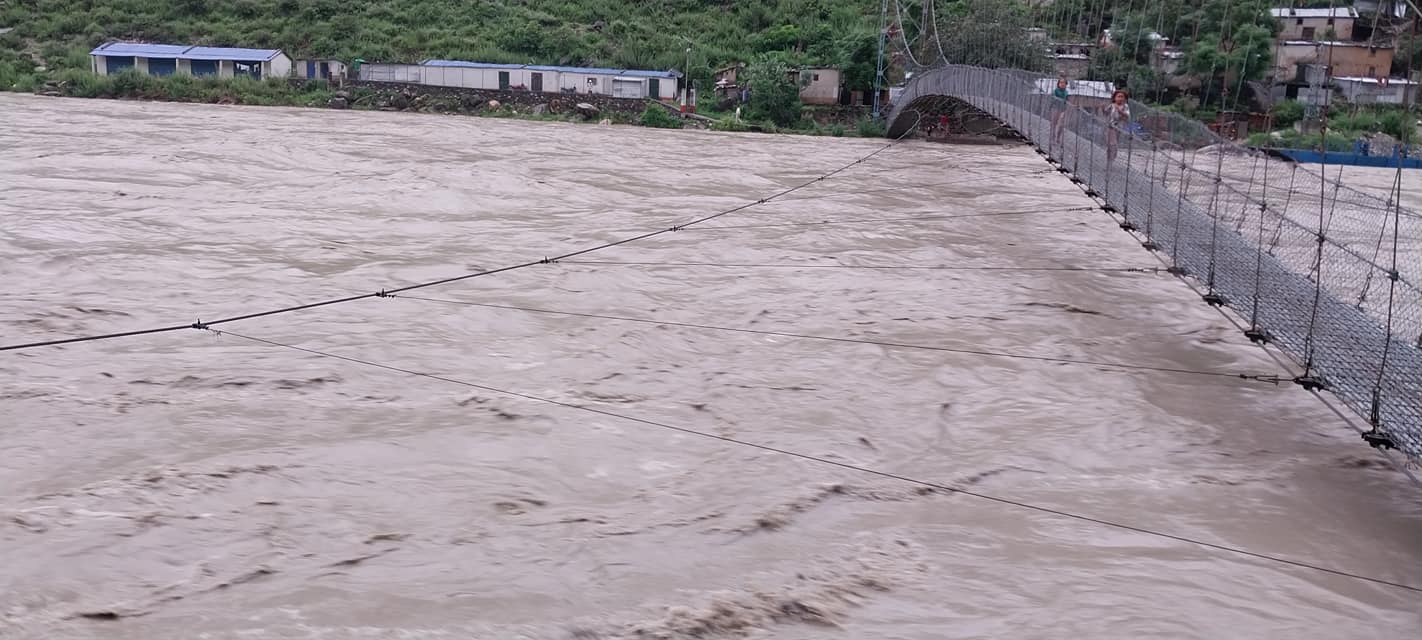 कर्णाली नदिमा पानीको बहाव बढ्यो, पिलुचौरको झोलुङगे पुल जोखिम्मा