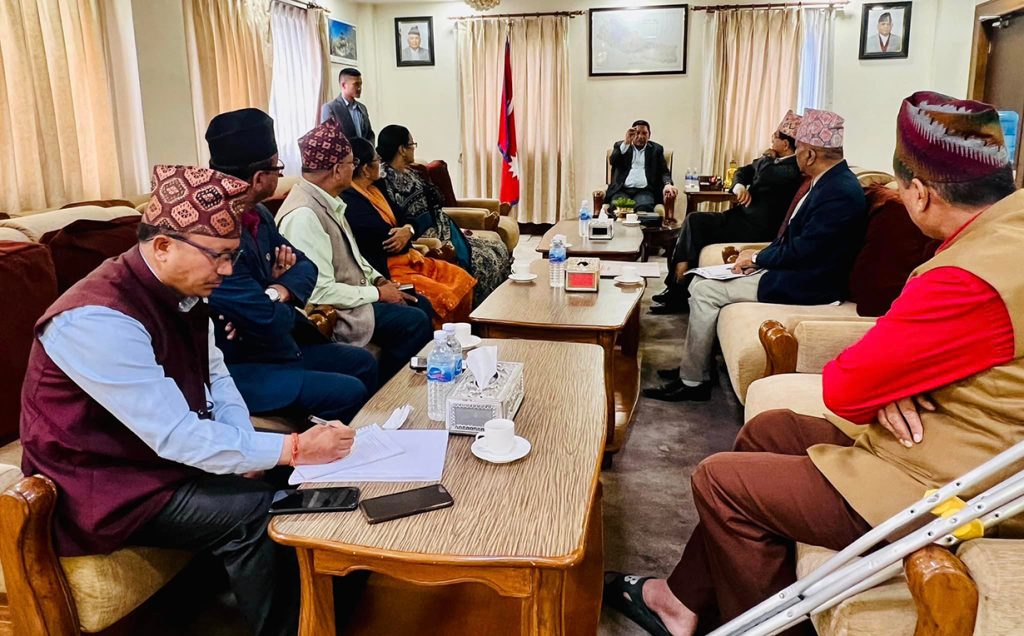 आन्दोलनरत शिक्षकहरू र सरकार आन्तरिक छलफलमा