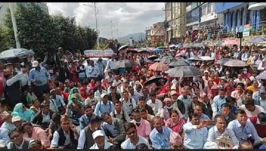 सरकारसँग भएको सहमतिप्रति असन्तुष्ट राहत शिक्षकद्वारा काठमाडौंमा प्रदर्शन