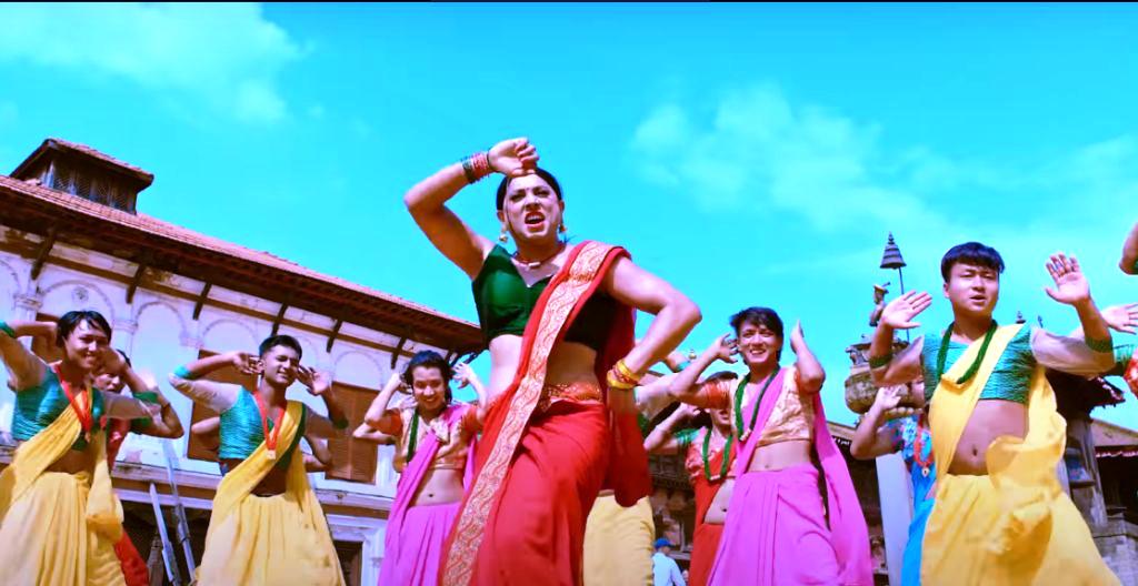 दुर्गेशले ल्याए ‘दुर्गा नाच्छे बिच्च बिच्चमा’